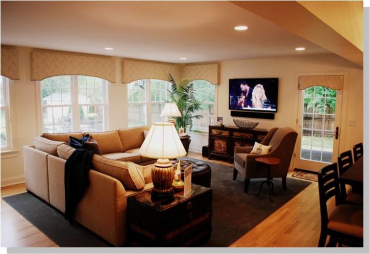Foto di un soggiorno stile marinaro di medie dimensioni e aperto con pareti bianche, parquet chiaro, nessun camino e TV a parete