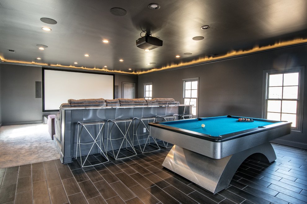 Foto de sala de juegos en casa abierta moderna grande con paredes grises y suelo de madera oscura
