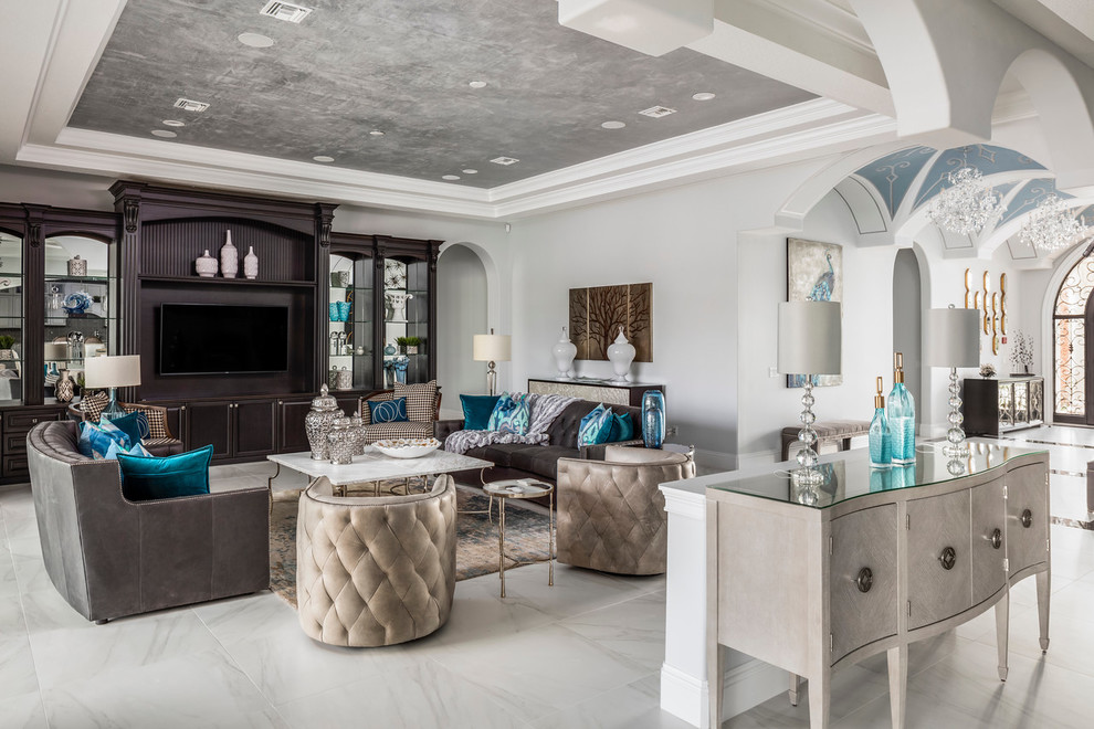 Diseño de sala de estar abierta mediterránea con paredes grises, pared multimedia y suelo blanco