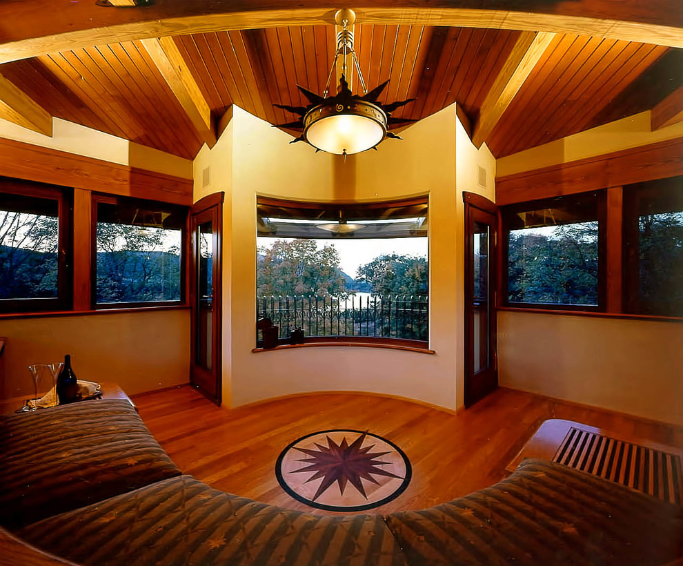 Стильный дизайн: открытая гостиная комната среднего размера в стиле фьюжн с коричневыми стенами, паркетным полом среднего тона и коричневым полом без камина, телевизора - последний тренд