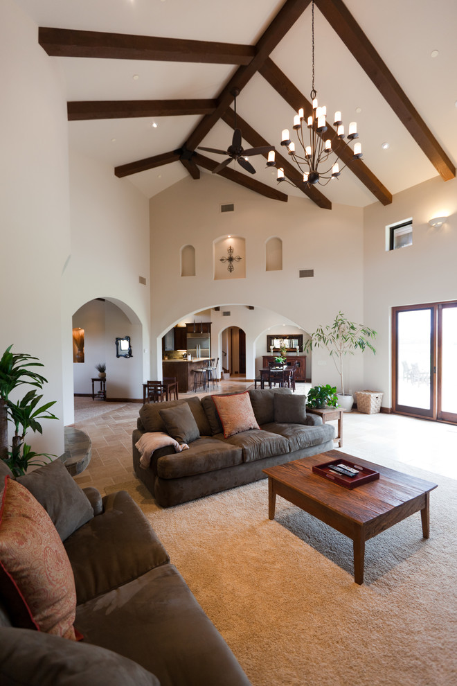 Mittelgroßes, Fernseherloses, Abgetrenntes Mediterranes Wohnzimmer ohne Kamin mit beiger Wandfarbe und Teppichboden in San Luis Obispo