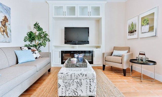 Modelo de sala de estar abierta contemporánea de tamaño medio con paredes beige, suelo de travertino, todas las chimeneas, pared multimedia y marco de chimenea de ladrillo