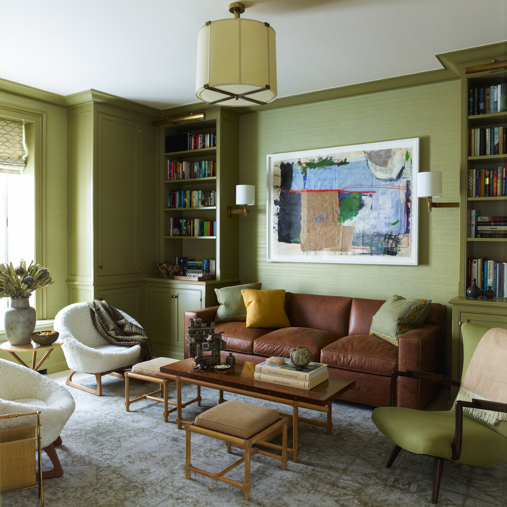 Immagine di un soggiorno classico con libreria e pareti verdi