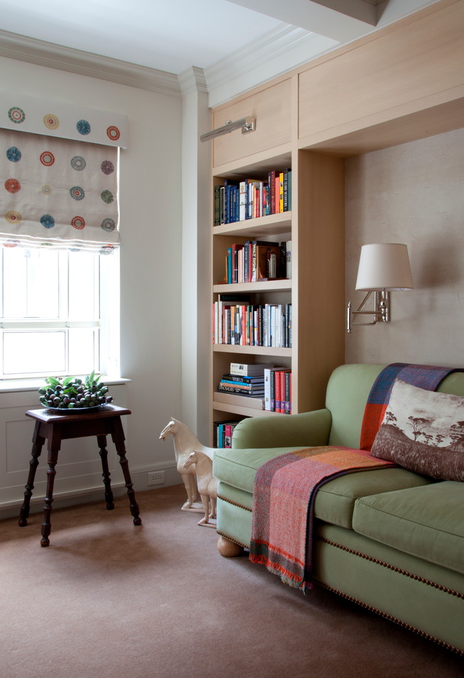 Идея дизайна: изолированная гостиная комната среднего размера в классическом стиле с с книжными шкафами и полками, бежевыми стенами, ковровым покрытием и мультимедийным центром