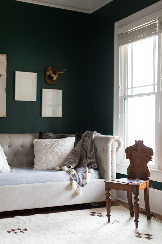 На фото: изолированная гостиная комната среднего размера в стиле фьюжн с зелеными стенами, светлым паркетным полом и коричневым полом без камина, телевизора с