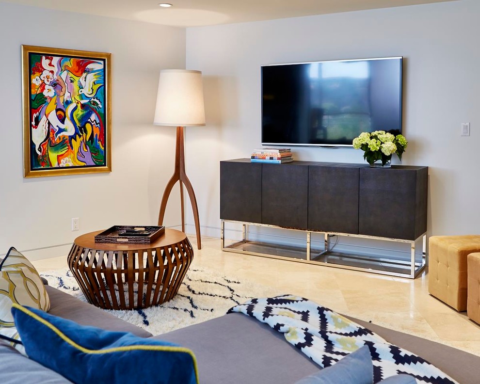 Пример оригинального дизайна: открытая гостиная комната среднего размера в стиле ретро с белыми стенами, полом из травертина, угловым камином, фасадом камина из плитки и телевизором на стене