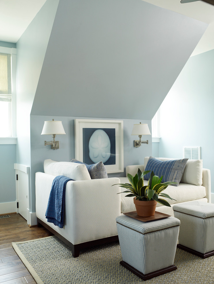 Cette image montre une salle de séjour marine avec un mur bleu et parquet foncé.