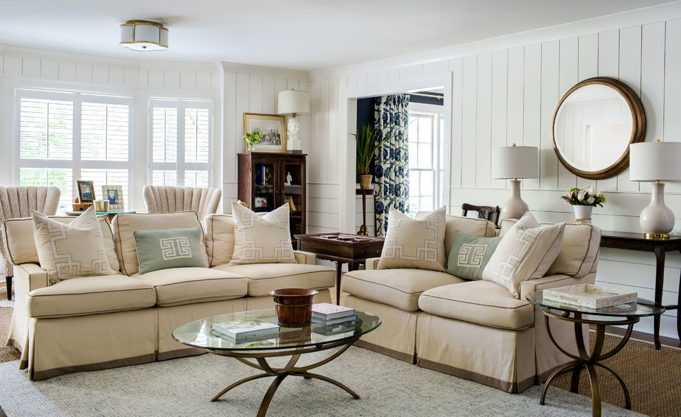 Стильный дизайн: большая изолированная гостиная комната в классическом стиле с белыми стенами и ковром на полу - последний тренд