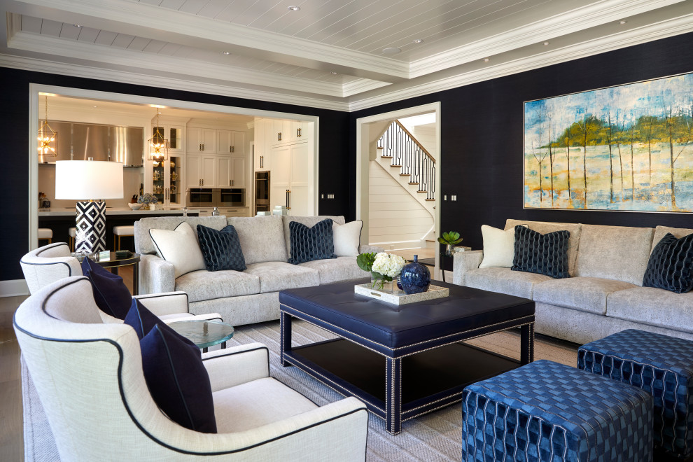 Стильный дизайн: гостиная комната в стиле неоклассика (современная классика) с синими стенами и светлым паркетным полом - последний тренд