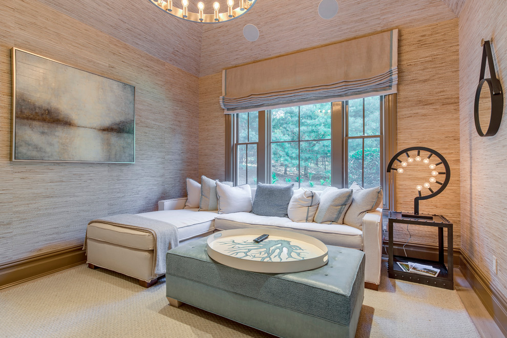 Idee per un piccolo soggiorno classico chiuso con pareti beige e moquette
