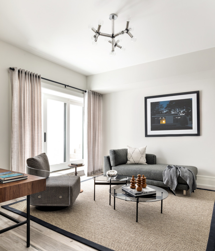 Идея дизайна: открытая гостиная комната среднего размера в стиле неоклассика (современная классика) с серыми стенами и серым полом