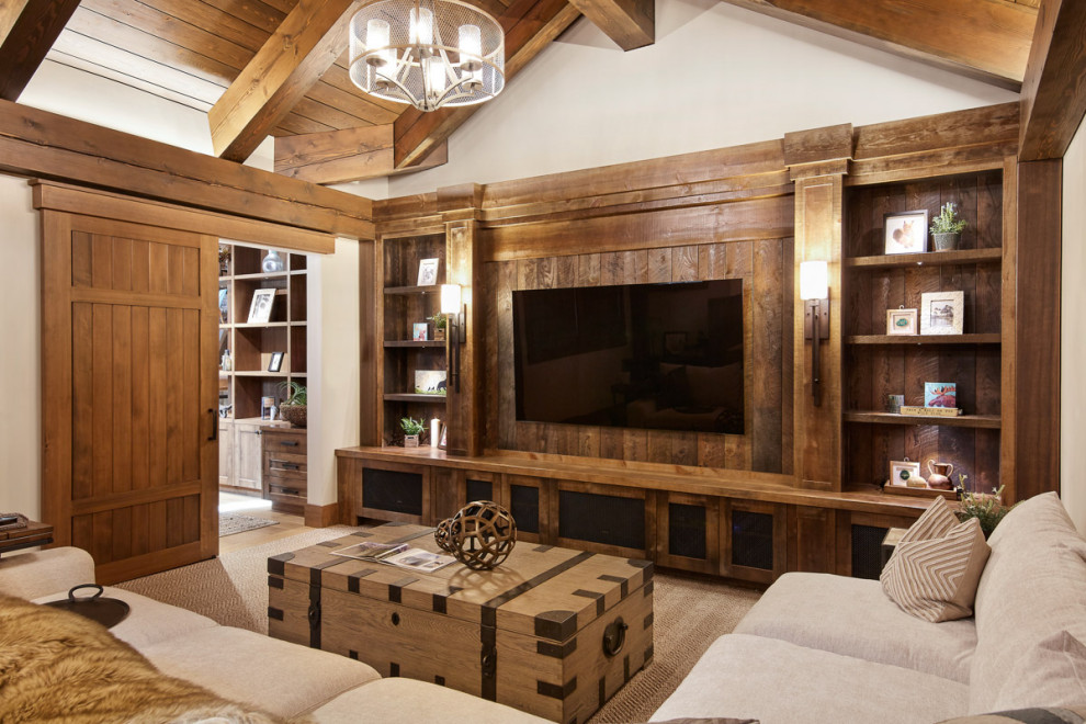Modelo de sala de estar abovedada rústica con paredes blancas, suelo de madera en tonos medios, televisor colgado en la pared, suelo marrón, vigas vistas, madera y madera