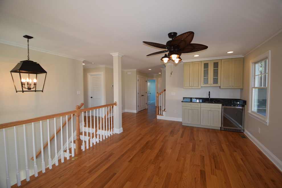 Offenes Maritimes Wohnzimmer mit Hausbar, weißer Wandfarbe, braunem Holzboden und Kamin in New York