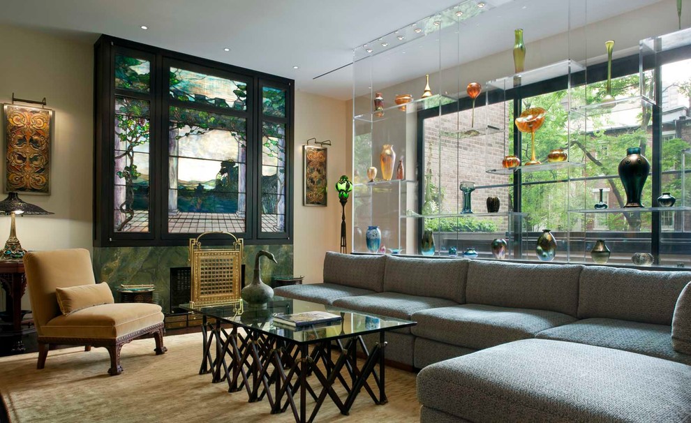 Großes, Fernseherloses, Abgetrenntes Modernes Wohnzimmer mit beiger Wandfarbe, dunklem Holzboden, Kamin und Kaminumrandung aus Stein in New York