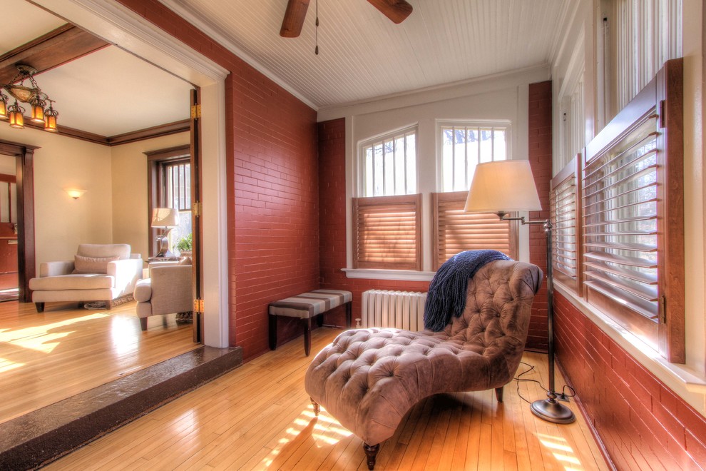 Пример оригинального дизайна: изолированная гостиная комната среднего размера в стиле неоклассика (современная классика) с музыкальной комнатой, красными стенами и светлым паркетным полом