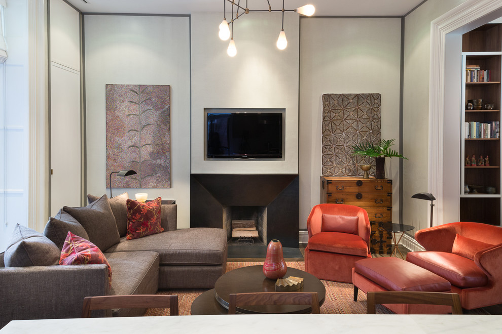 Mittelgroßes, Offenes Modernes Wohnzimmer mit beiger Wandfarbe, Kamin, Kaminumrandung aus Beton, TV-Wand, dunklem Holzboden und braunem Boden in New York