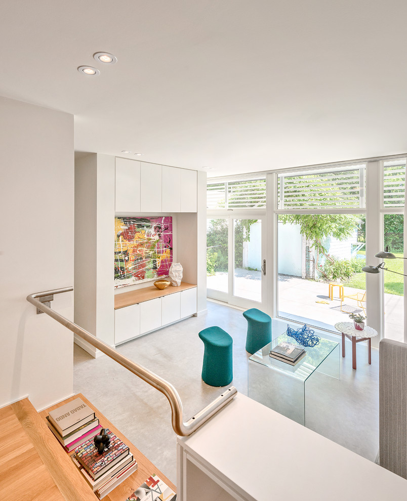Offenes, Fernseherloses Modernes Wohnzimmer ohne Kamin mit weißer Wandfarbe und Betonboden in Toronto