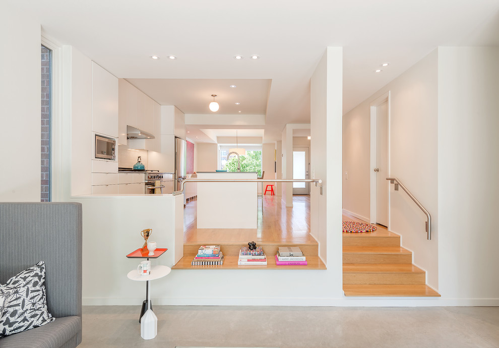 Offenes Modernes Wohnzimmer mit weißer Wandfarbe und Betonboden in Toronto