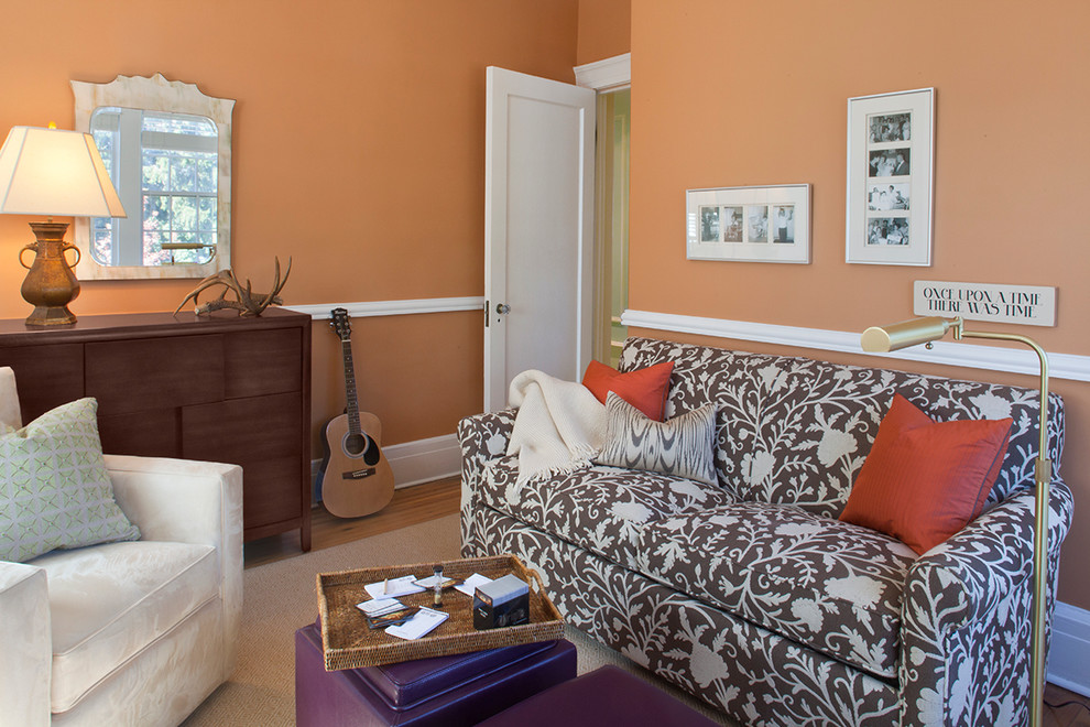 Свежая идея для дизайна: изолированная гостиная комната среднего размера в стиле фьюжн с оранжевыми стенами, музыкальной комнатой и паркетным полом среднего тона без камина, телевизора - отличное фото интерьера