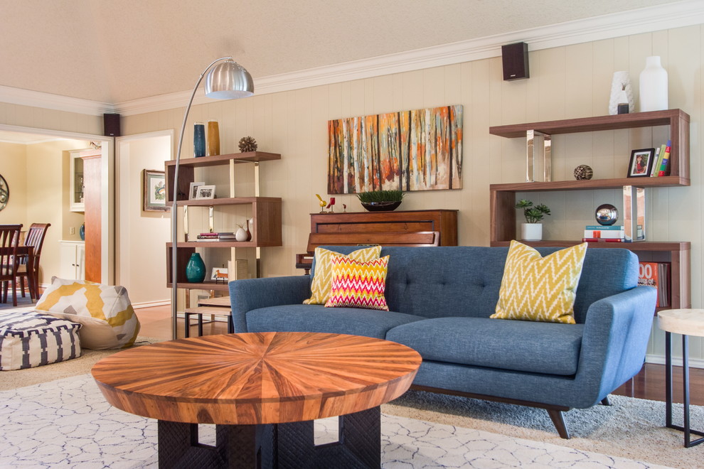 Ejemplo de sala de estar abierta contemporánea grande con paredes beige y suelo de madera en tonos medios