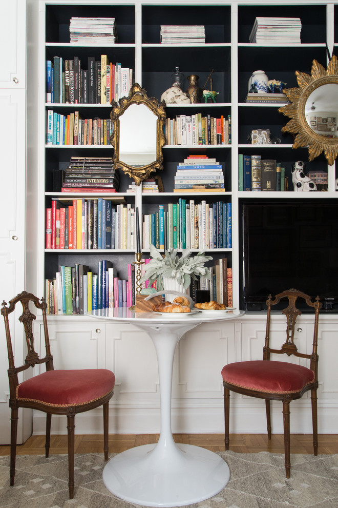 Idee per un soggiorno boho chic con libreria, pareti nere, parete attrezzata e tappeto