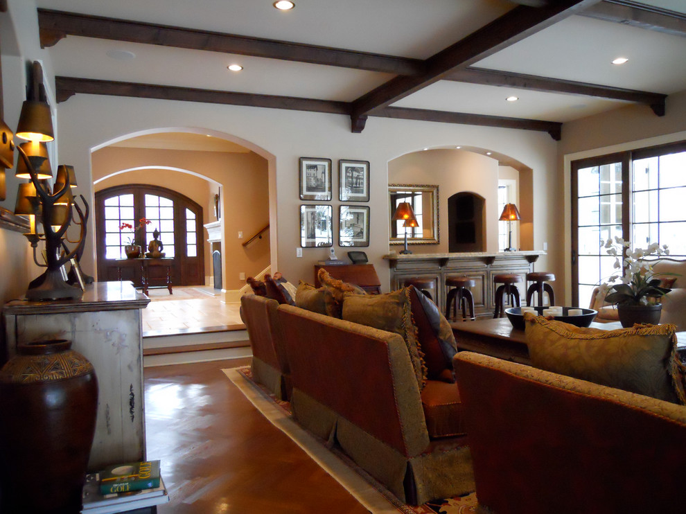 Exemple d'une salle de séjour éclectique de taille moyenne et fermée avec un mur blanc, un sol en bois brun, une cheminée standard, un manteau de cheminée en plâtre, un sol marron et un téléviseur fixé au mur.