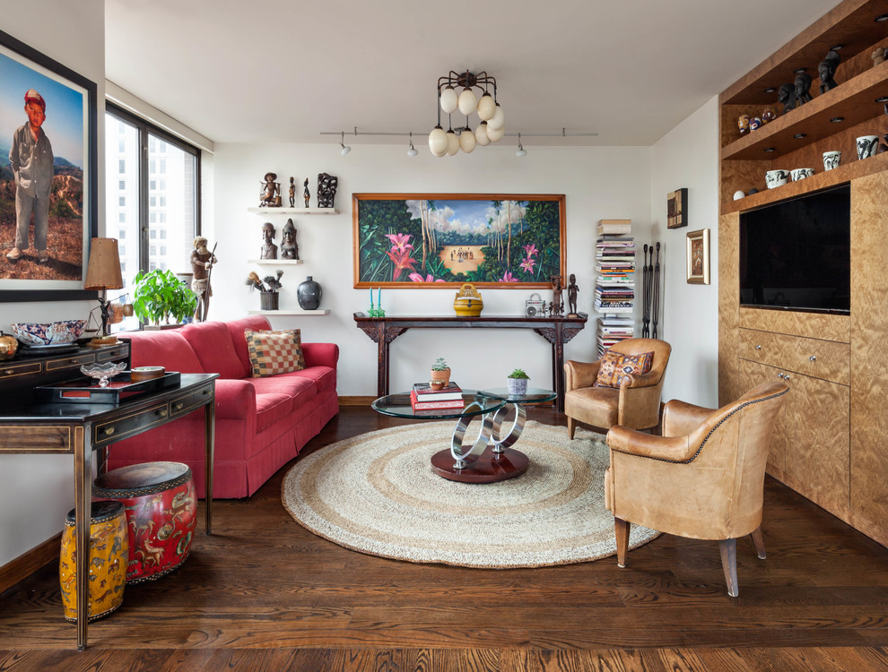 Immagine di un soggiorno eclettico con pareti bianche, pavimento in legno massello medio, parete attrezzata e pavimento marrone