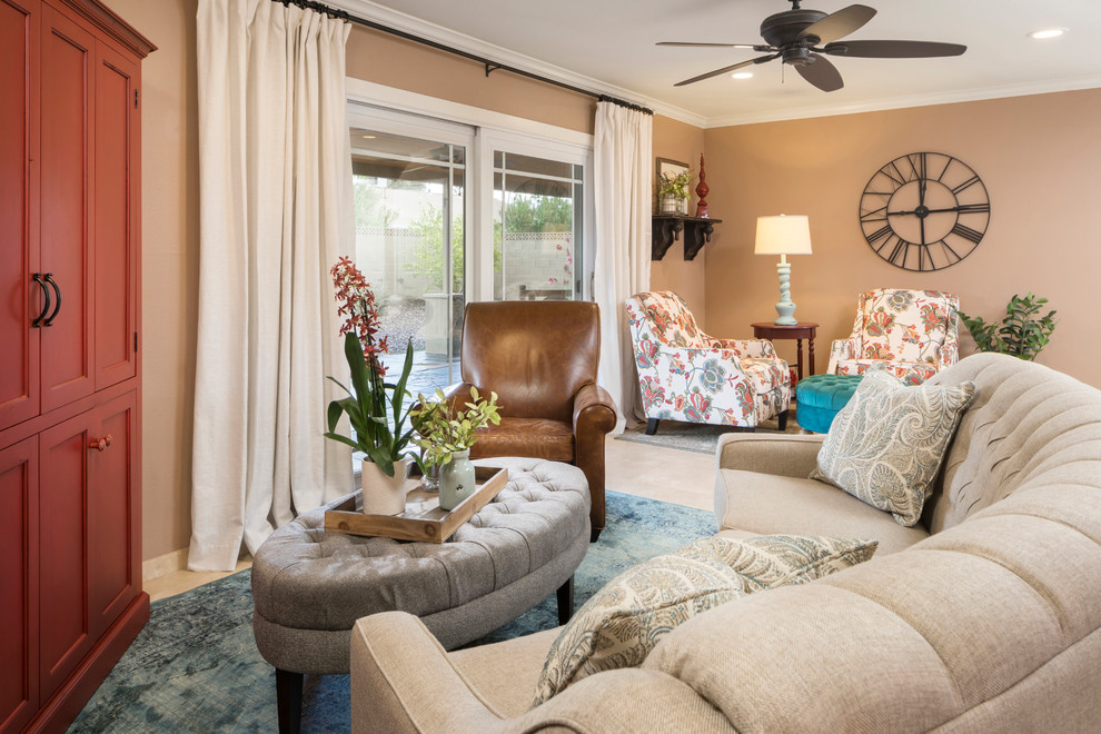 Kleines, Offenes Landhaus Wohnzimmer mit brauner Wandfarbe, Travertin und Eck-TV in Phoenix