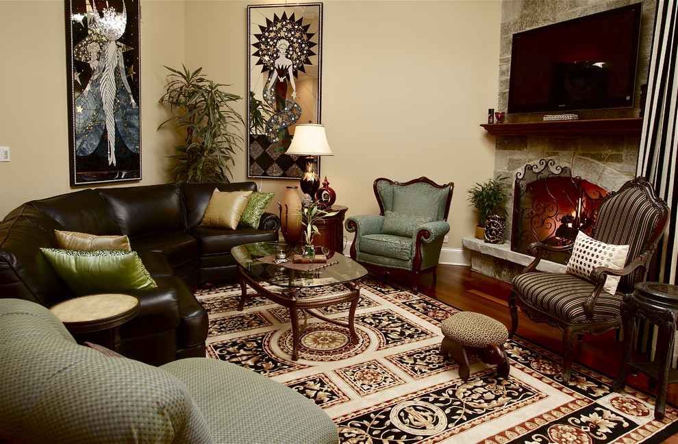 Eklektisches Wohnzimmer mit beiger Wandfarbe, dunklem Holzboden, Kamin, Kaminumrandung aus Stein und TV-Wand in Chicago