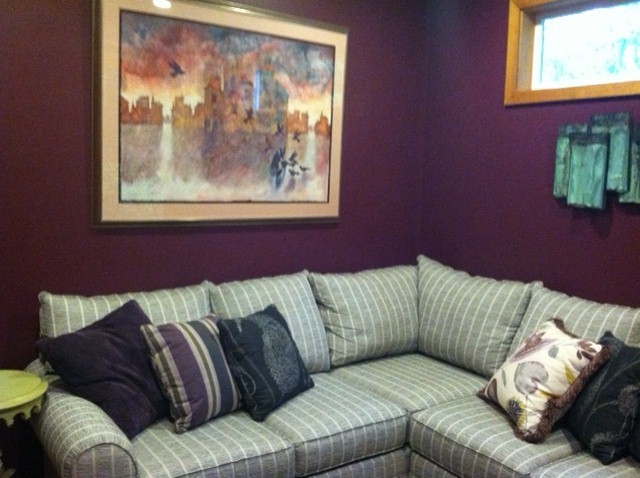 Exemple d'une salle de séjour éclectique de taille moyenne et ouverte avec un mur violet et un téléviseur indépendant.