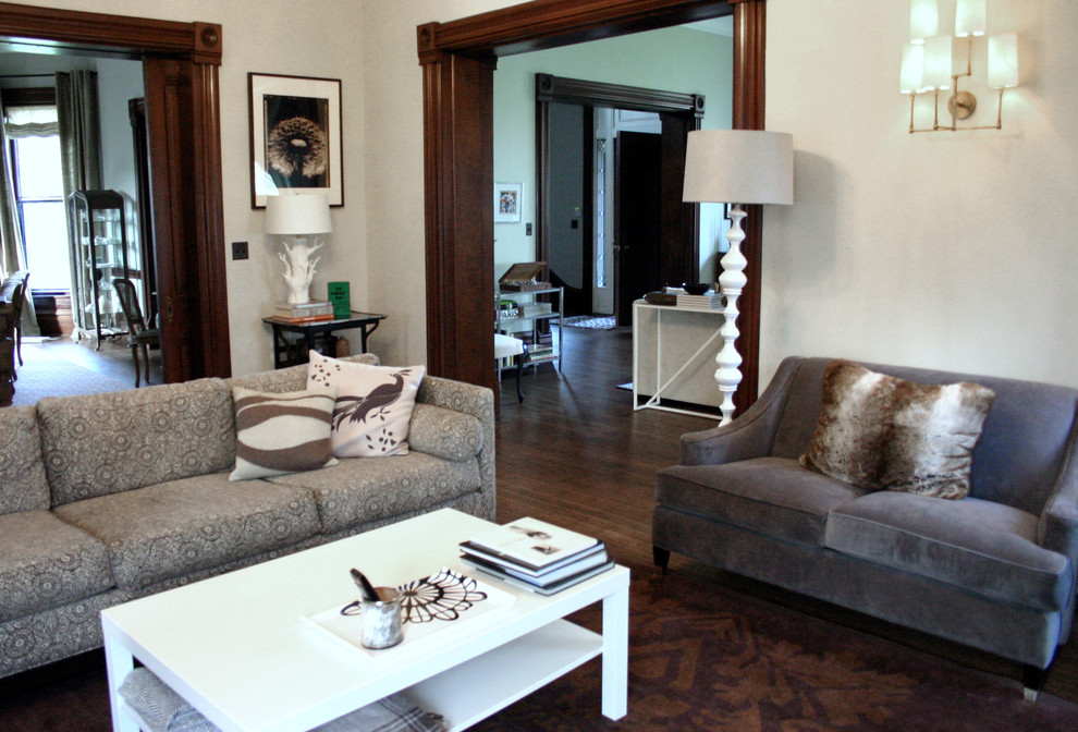 Stilmix Wohnzimmer mit beiger Wandfarbe und dunklem Holzboden in Chicago