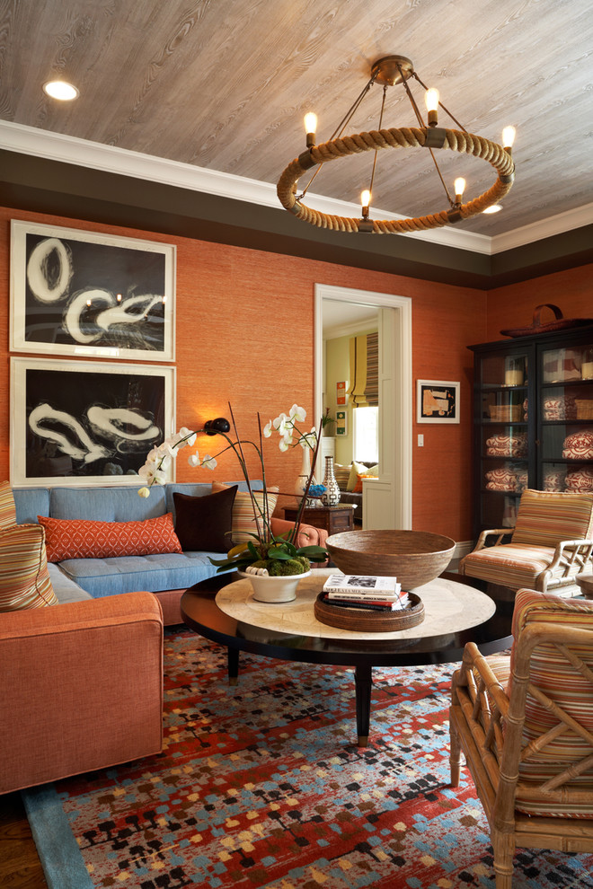 Abgetrenntes Stilmix Wohnzimmer mit oranger Wandfarbe in Los Angeles