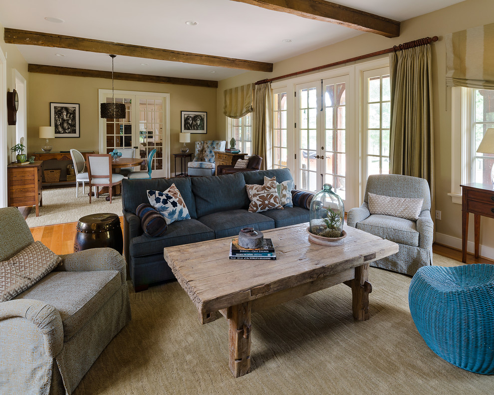 Modelo de sala de estar abierta clásica con paredes beige y suelo de madera en tonos medios