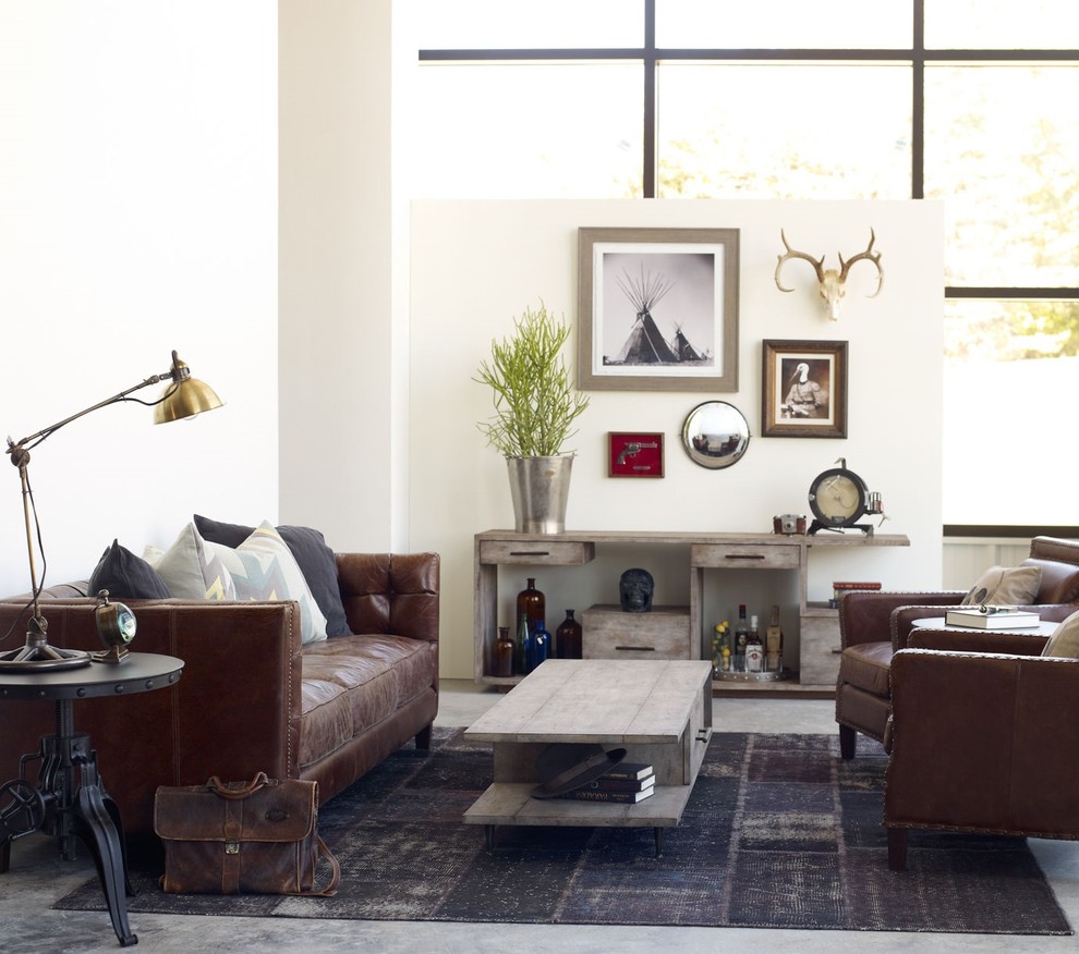 Imagen de sala de estar tipo loft bohemia de tamaño medio sin chimenea con paredes beige, suelo de cemento y televisor independiente