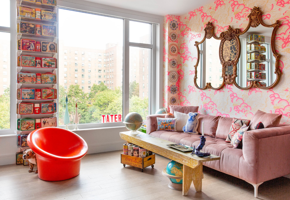 Foto de sala de estar abierta bohemia de tamaño medio con paredes rosas y televisor colgado en la pared