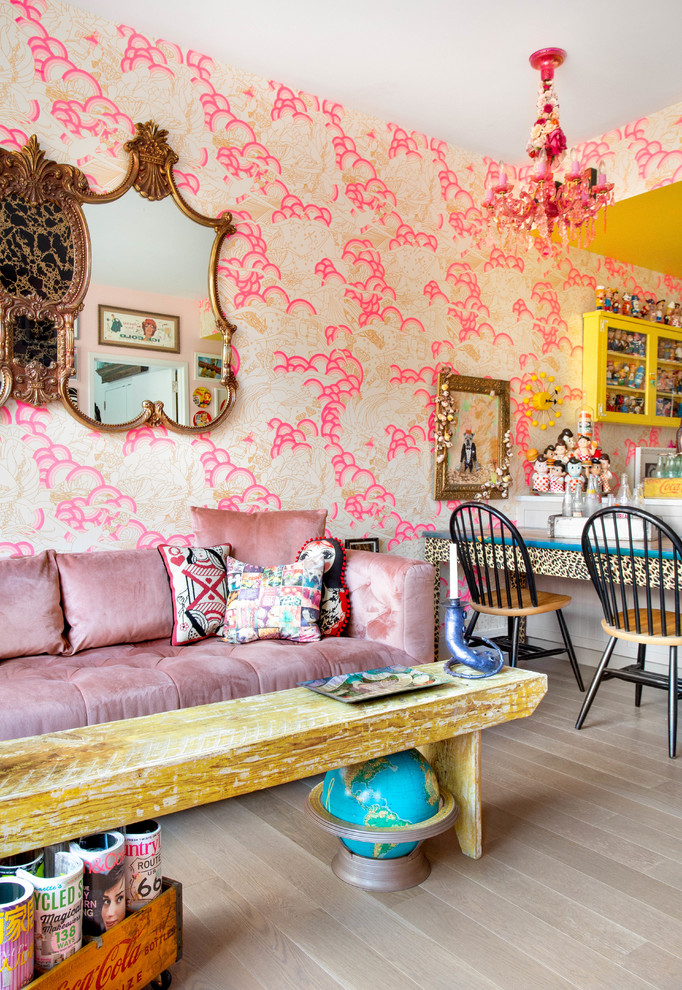 На фото: открытая гостиная комната среднего размера в стиле фьюжн с розовыми стенами и телевизором на стене