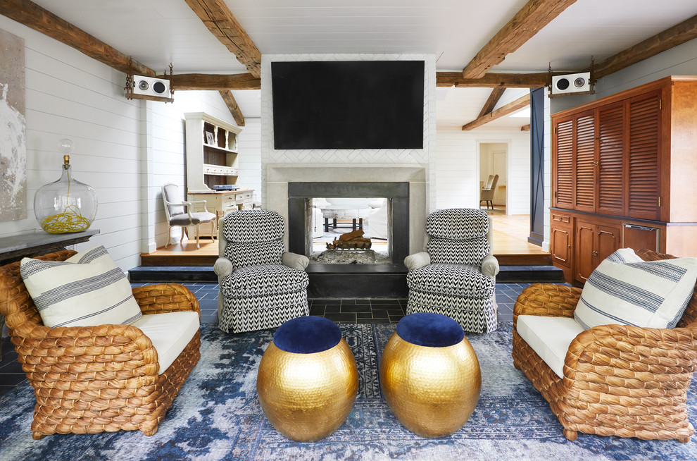 Пример оригинального дизайна: изолированная гостиная комната среднего размера в стиле неоклассика (современная классика) с белыми стенами, полом из керамической плитки, стандартным камином, фасадом камина из бетона, телевизором на стене и синим полом