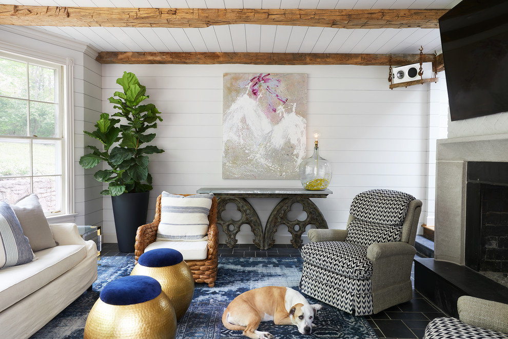 На фото: изолированная гостиная комната среднего размера в стиле неоклассика (современная классика) с белыми стенами, полом из керамической плитки, стандартным камином, фасадом камина из бетона, телевизором на стене и синим полом с