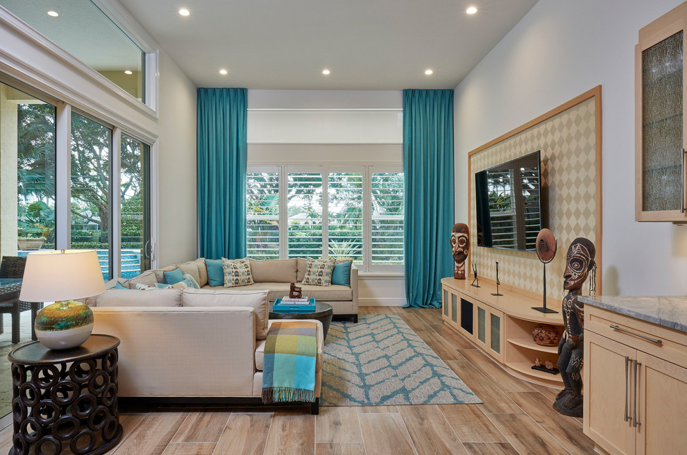 Foto de sala de estar abierta ecléctica sin chimenea con paredes blancas, televisor colgado en la pared y suelo beige