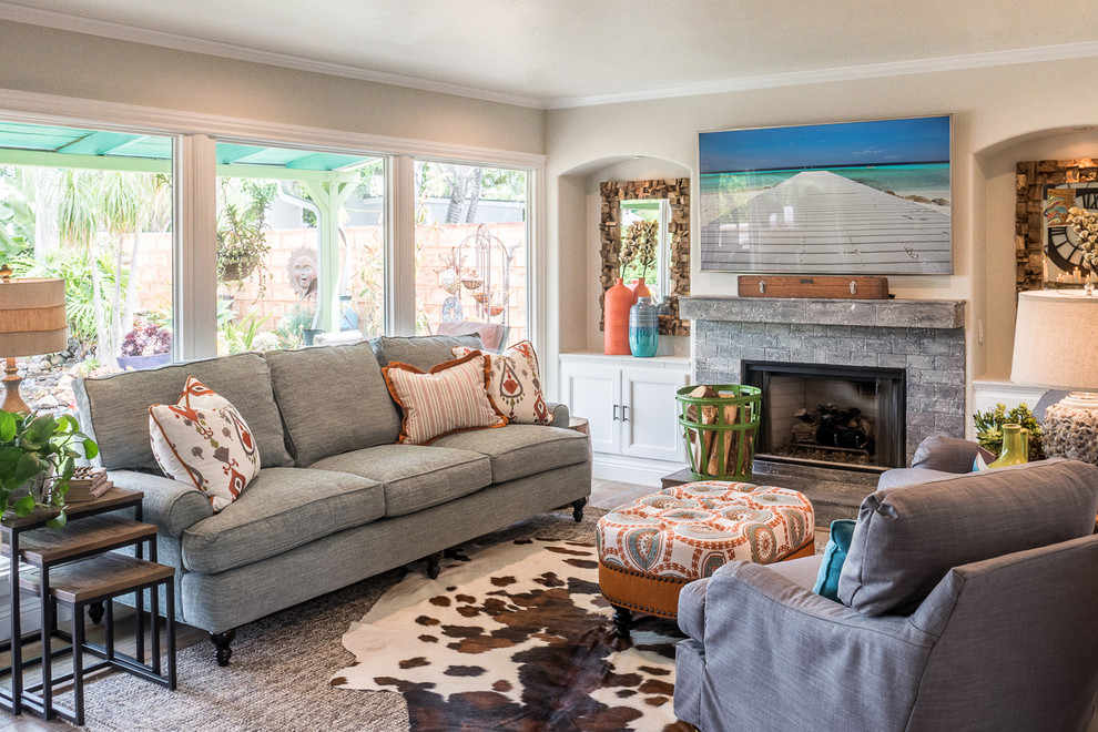 Mittelgroßes, Offenes Eklektisches Wohnzimmer mit beiger Wandfarbe, braunem Holzboden, Kamin, Kaminumrandung aus Backstein und TV-Wand in San Diego
