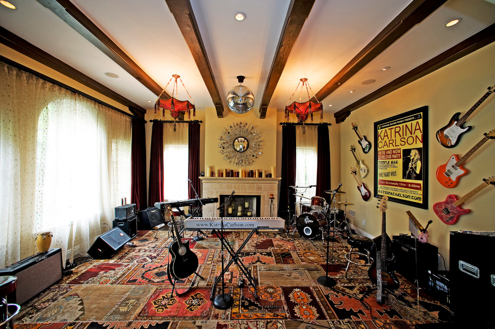 Réalisation d'une salle de séjour bohème de taille moyenne et fermée avec une salle de musique, un mur jaune, moquette, une cheminée standard, un manteau de cheminée en pierre et un sol multicolore.