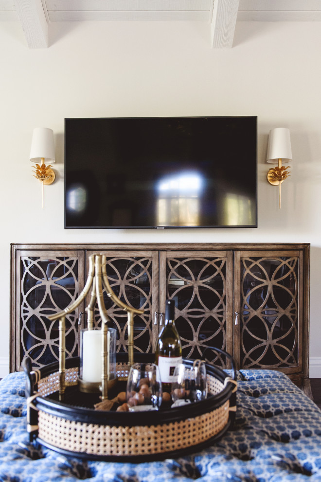 Imagen de sala de estar abierta y abovedada tradicional renovada grande con paredes blancas, suelo vinílico, televisor colgado en la pared y suelo marrón