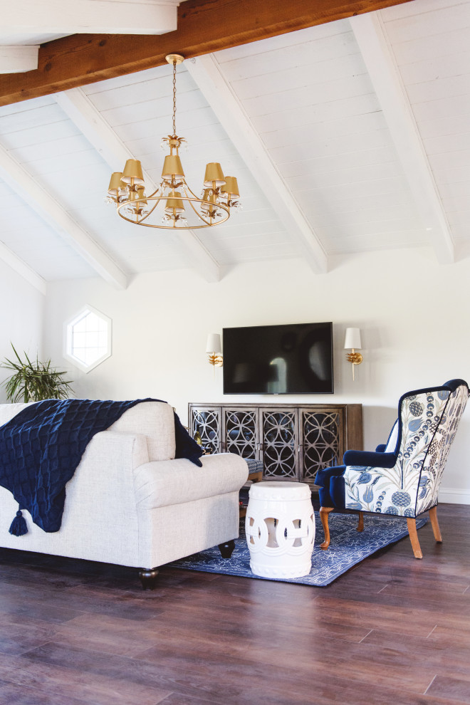 Idée de décoration pour une grande salle de séjour tradition ouverte avec un mur blanc, un sol en vinyl, un téléviseur fixé au mur, un sol marron et un plafond voûté.