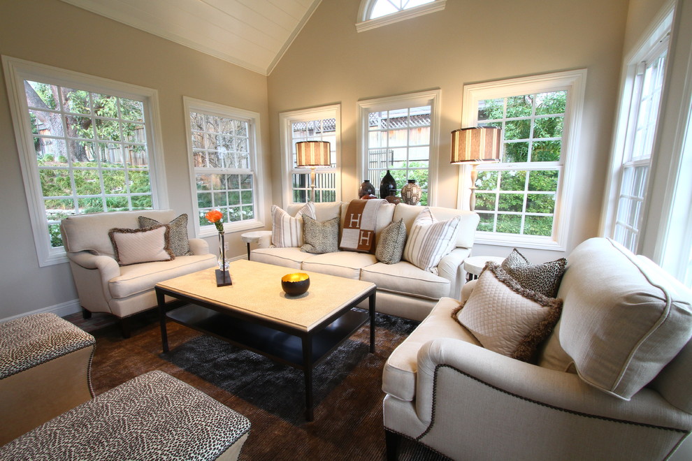 Immagine di un soggiorno classico di medie dimensioni e chiuso con pareti beige e pavimento in legno massello medio