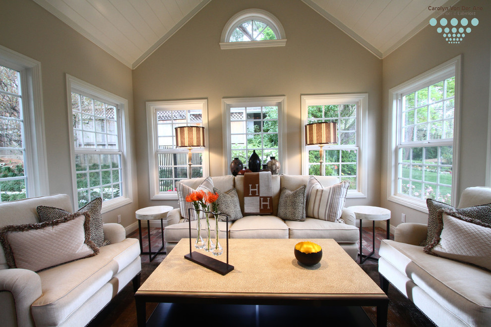 Diseño de sala de estar cerrada tradicional de tamaño medio con paredes beige y suelo de madera en tonos medios
