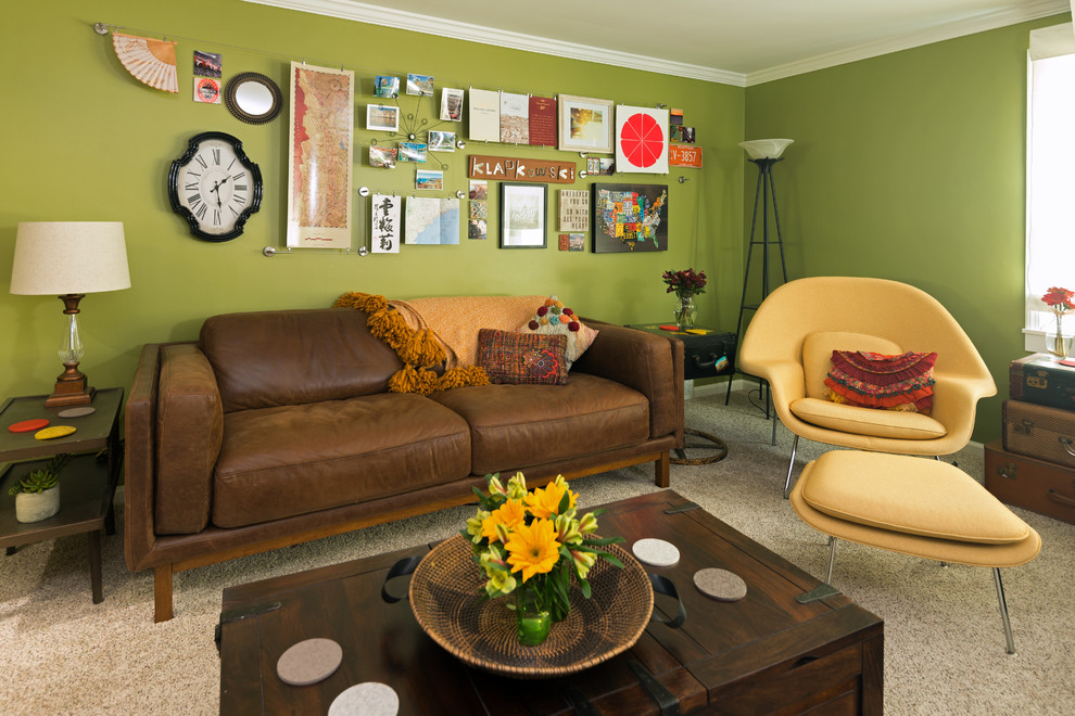 Foto di un soggiorno eclettico di medie dimensioni e chiuso con pareti verdi, moquette e nessun camino