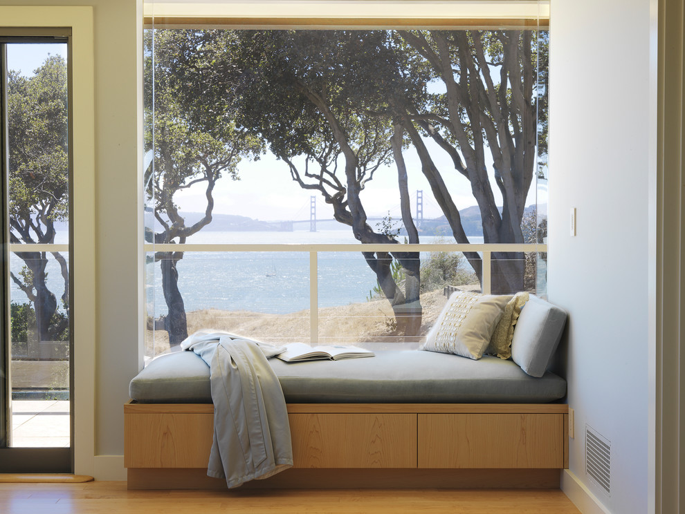 Aménagement d'une salle de séjour moderne avec un mur gris et parquet clair.