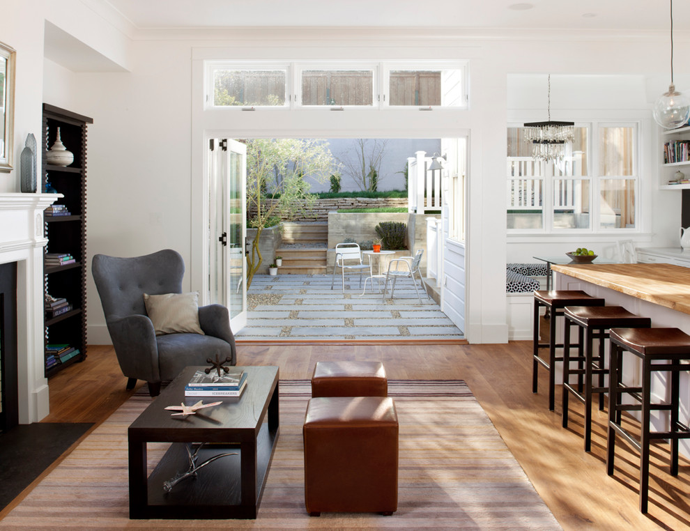 Cette image montre une salle de séjour design ouverte avec un mur blanc et un sol en bois brun.