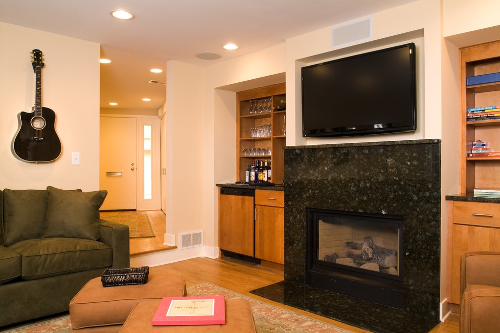 Foto de sala de estar con barra de bar cerrada contemporánea de tamaño medio con paredes beige, suelo de madera clara, todas las chimeneas, marco de chimenea de piedra y televisor colgado en la pared