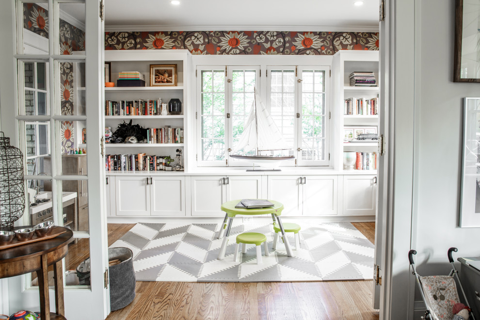 Esempio di un soggiorno classico chiuso con libreria, pareti multicolore, pavimento in legno massello medio, pavimento marrone e carta da parati